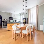 Stylish Duplex In Paris' Center Parigi