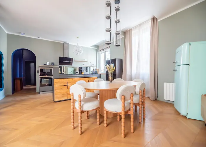 Stylish Duplex In Paris' Center Париж