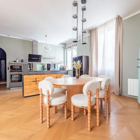 Stylish Duplex In Paris' Center Parijs